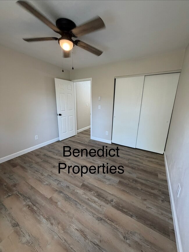 Building Photo - Maple St