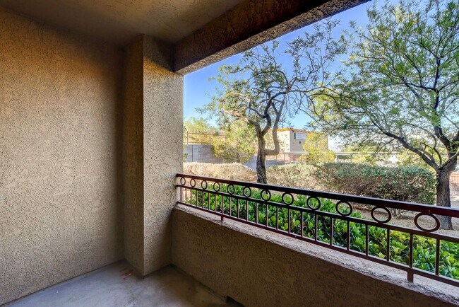 Building Photo - Beautiful downstairs 3 bdrm 2 Bath Condo w...