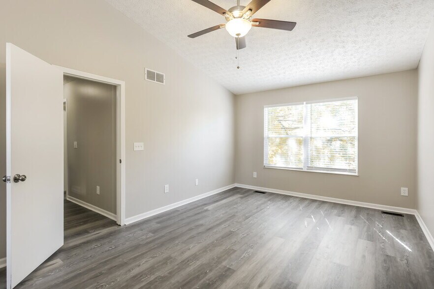 Building Photo - 448 Springwood Lake Dr