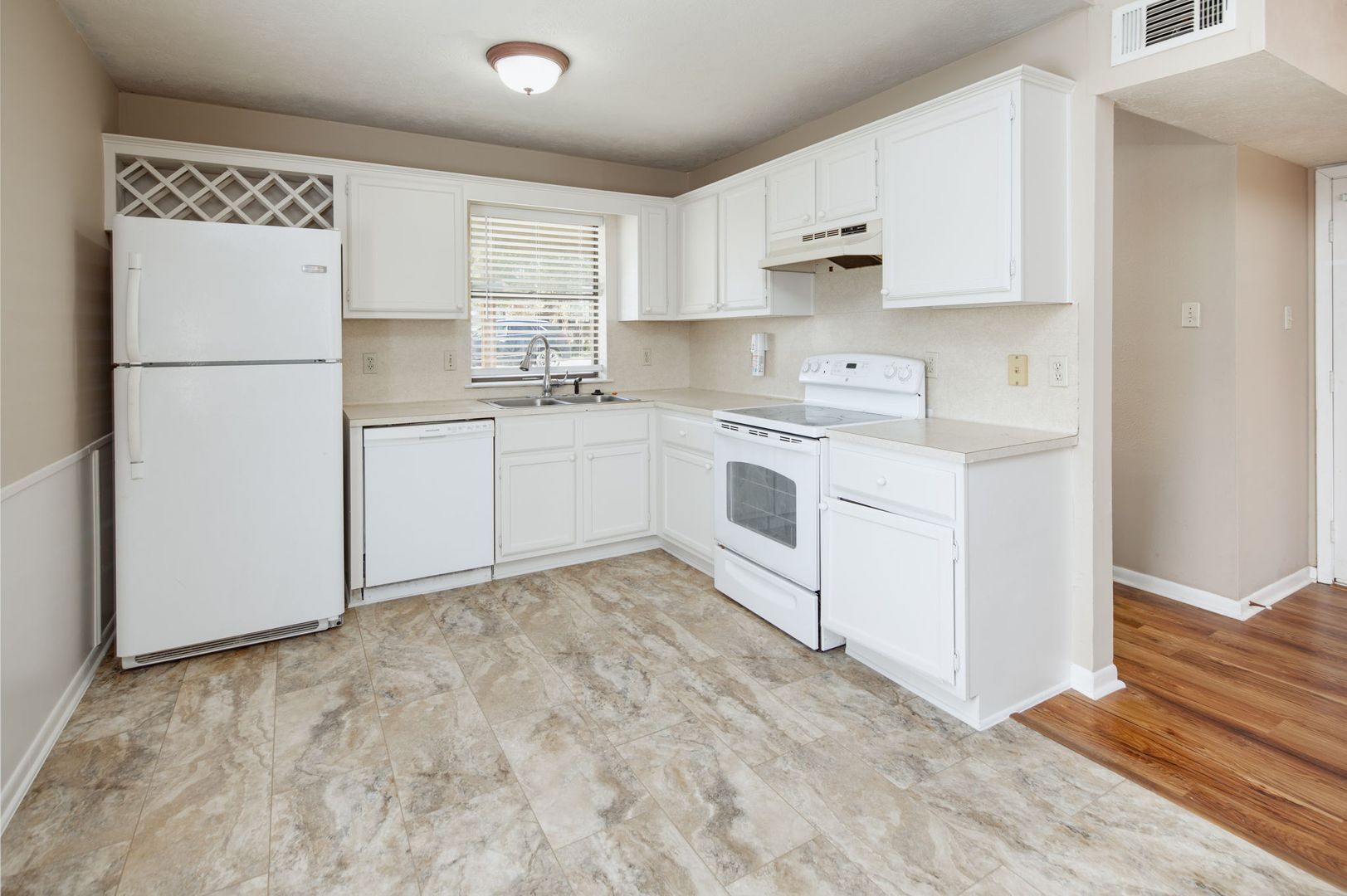 Building Photo - JUNE SUBLEASE!!!!  Adorable 3 Bedroom 2 Bathroom Home with Yard and 2 Car Garage!