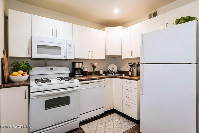 Building Photo - 770 N Dodge Blvd