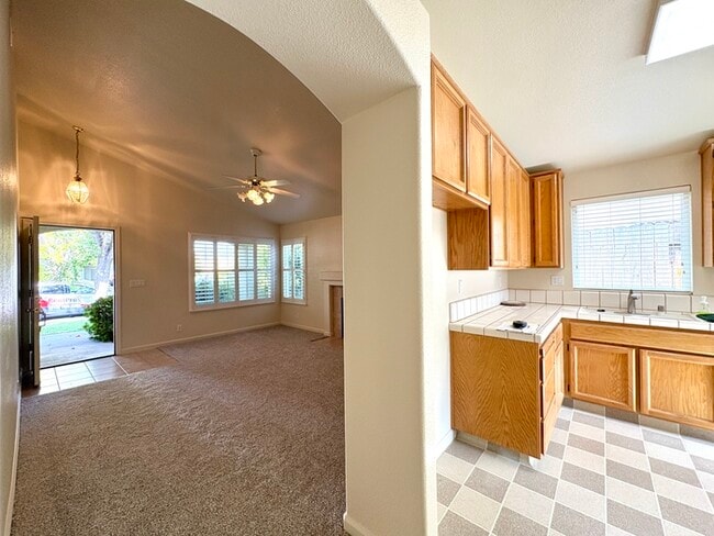 Building Photo - Beautiful 3 Bedroom 2 Bathroom Single Stor...
