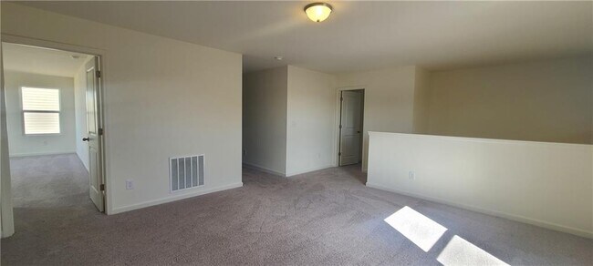Building Photo - 132 Verona Dr NW