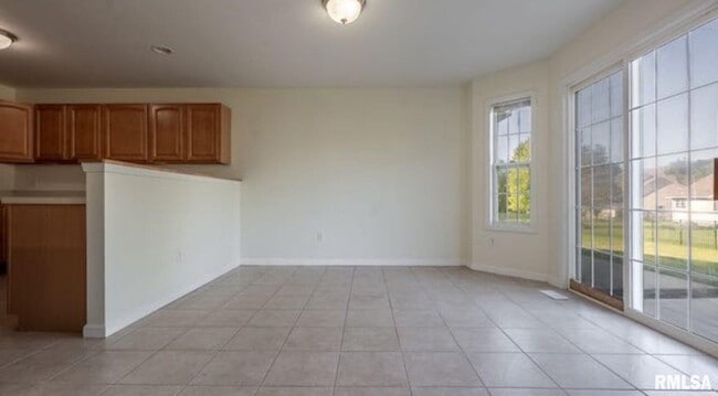 Building Photo - 1611 W Geneva Rd