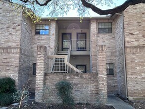 Building Photo - Charming 2BR Condo with Vaulted Ceilings, Fireplace & Pool Access