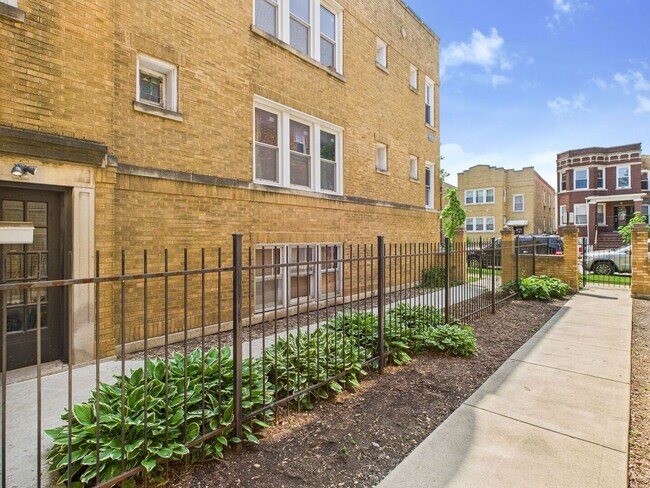 Building Photo - 4338 W Kamerling Ave