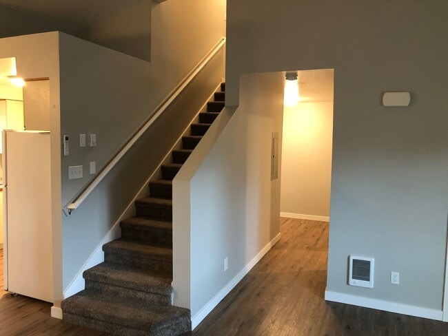 Building Photo - Completely updated 3 bedroom 1 bath duplex!