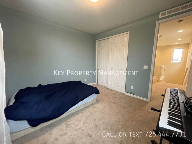Building Photo - SPACIOUS AND UPGRADED 4 BEDROOM HOME NEAR ...