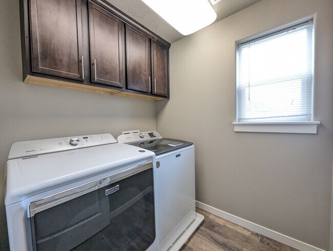 Building Photo - Gorgeous 3-Bedroom, 2.5-Bath Home on Corner Lot In Eugene!