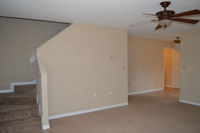 Building Photo - 123 Oak Terrace Dr