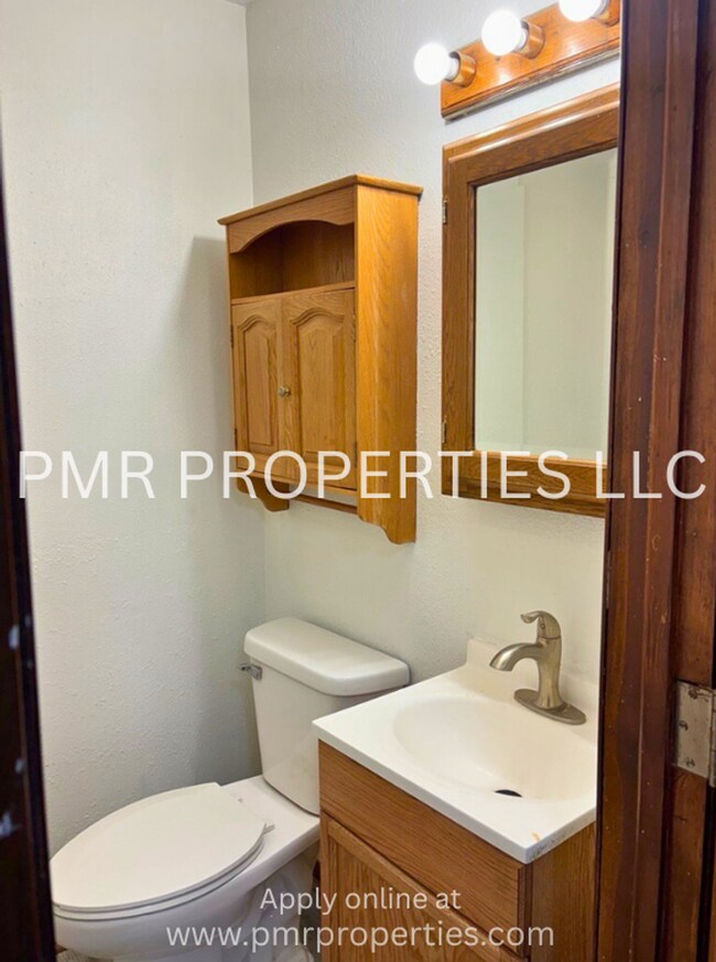 Building Photo - Red Oak Apartments