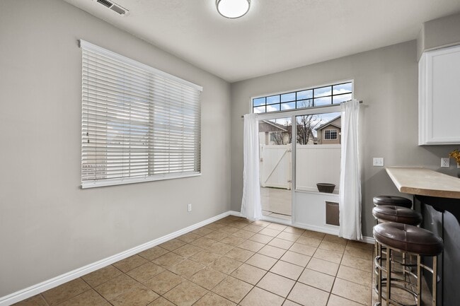 Building Photo - 452 N Kent Ln