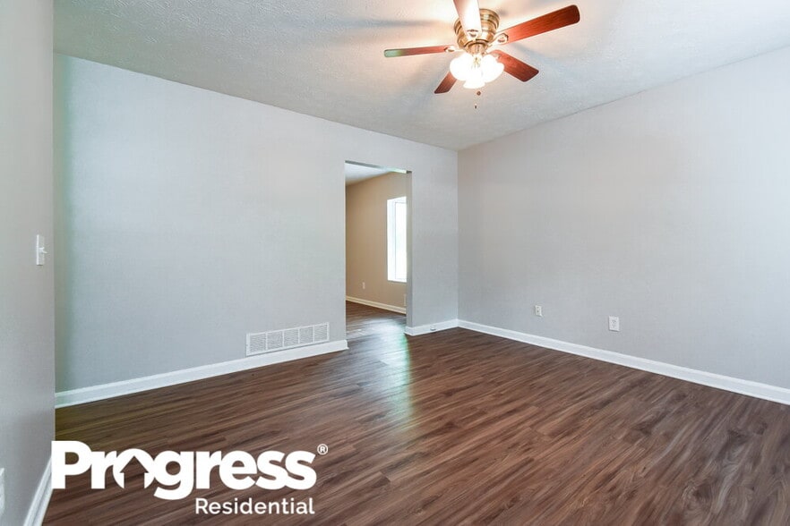 Building Photo - 900 Orris Ln
