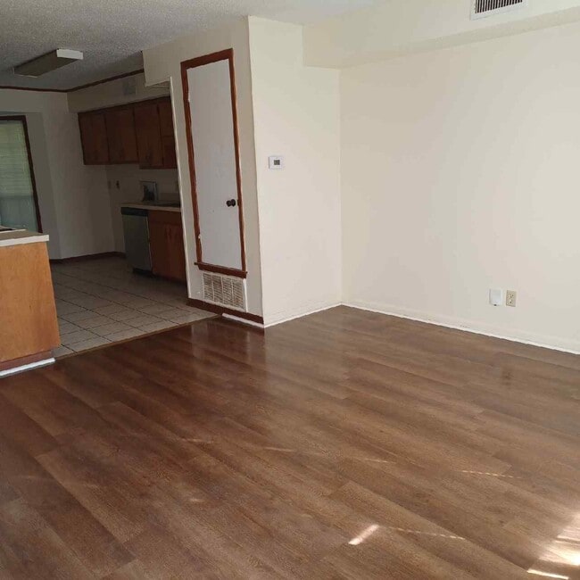 Building Photo - 115 S Maple St