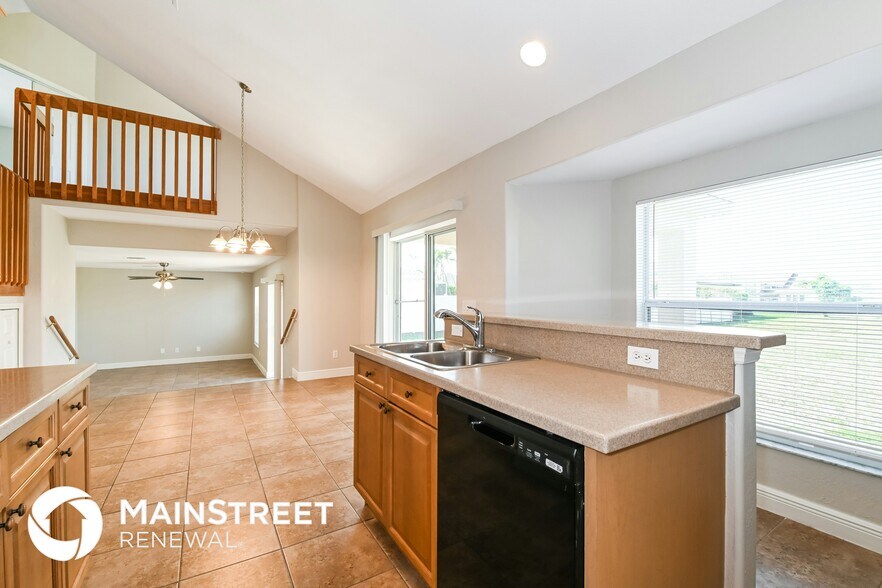 Building Photo - 1002 SW 4th Ave