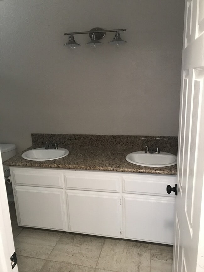 Building Photo - 16421 Apple Valley Rd