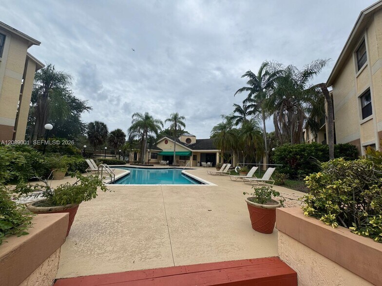 Building Photo - 9999 Summerbreeze Dr