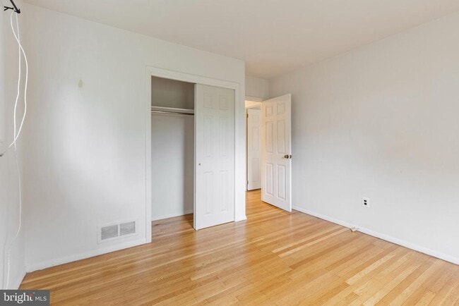 Building Photo - 209 Hillside Ave