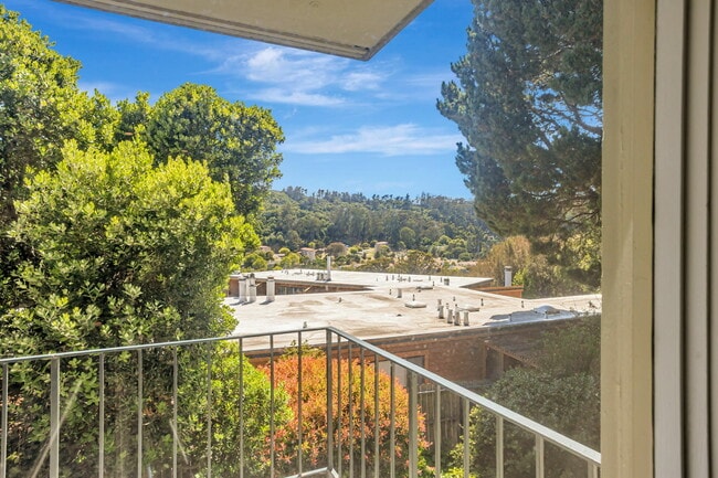Building Photo - 363 Eden Roc Dr