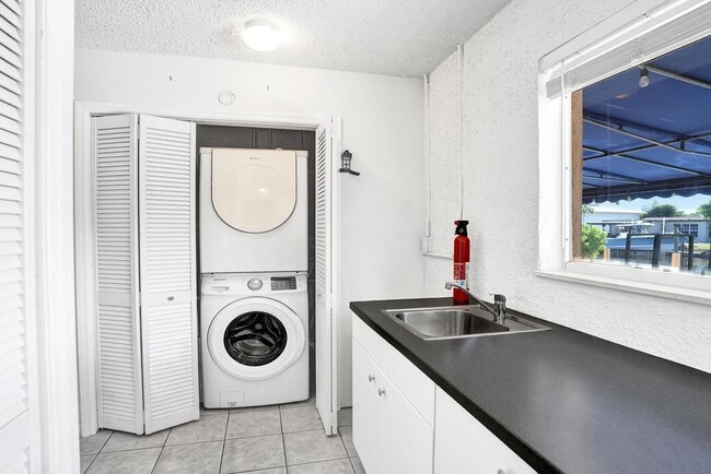 Building Photo - 2632 SE 10th Ct