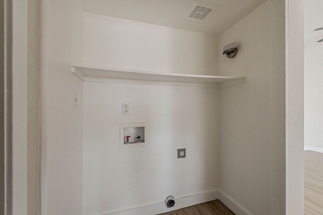 Building Photo - Remodeled 2bed/2ba Townhome - Ask about our Move-in Specials