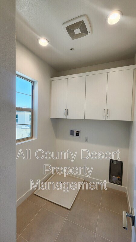 Building Photo - 35944 Randall Ln