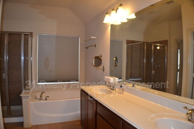 Building Photo - 1466 Cambridge Dr