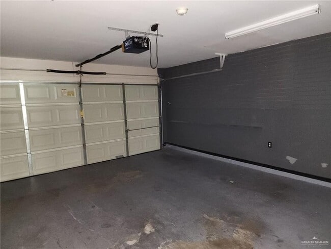 Building Photo - 18 Kerria Ave