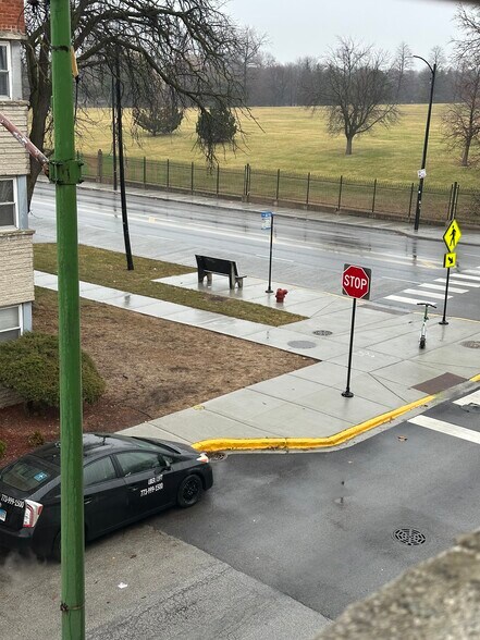 Building Photo - 2401 W Balmoral Ave