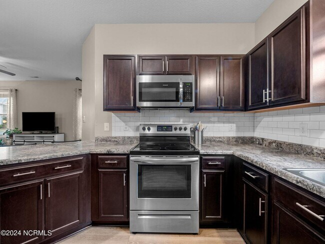 Building Photo - Holly Ridge Townhome Available!