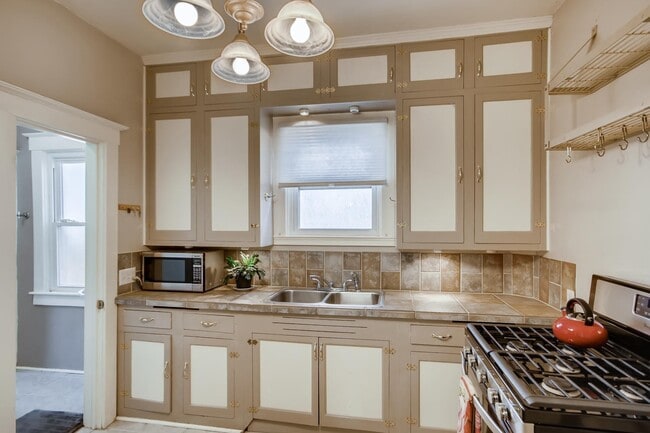 Building Photo - Cute Home In Fantastic Berkeley Location