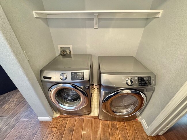 Building Photo - Spacious 2 bedroom condo with detached garage!!