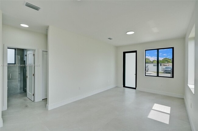 Building Photo - 301 E 51st St