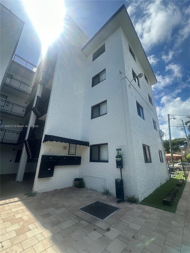 Building Photo - 529 SW 4th St