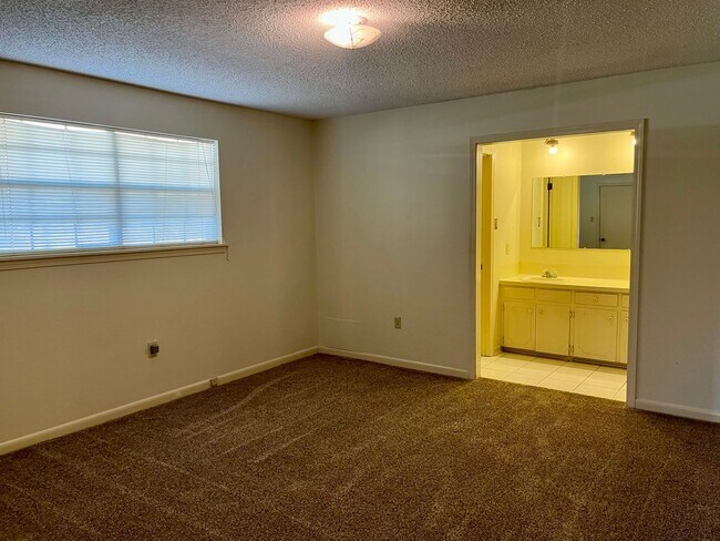Building Photo - Great location! — Bluebonnet, Jefferson, and I-10 Area.