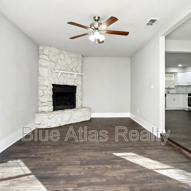 Building Photo - 1613 Continental Dr