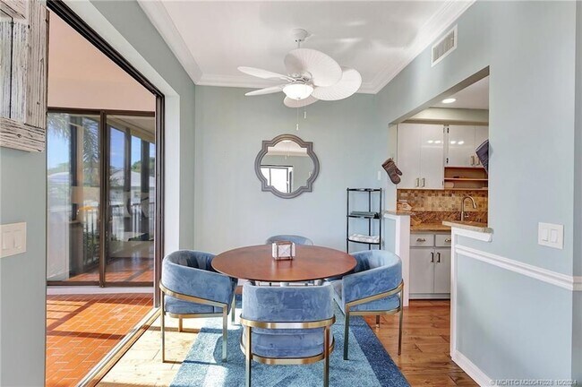 Building Photo - 150 SE Four Winds Dr