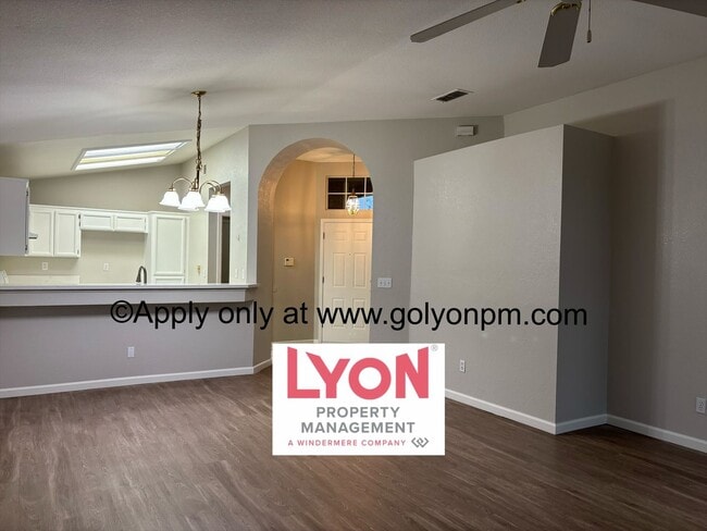 Building Photo - Stunning Home in convenient Elk Grove loca...