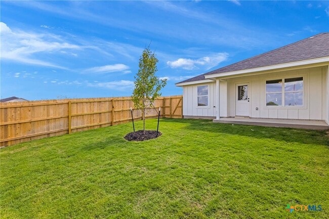 Building Photo - 905 Smoke Tree Ln