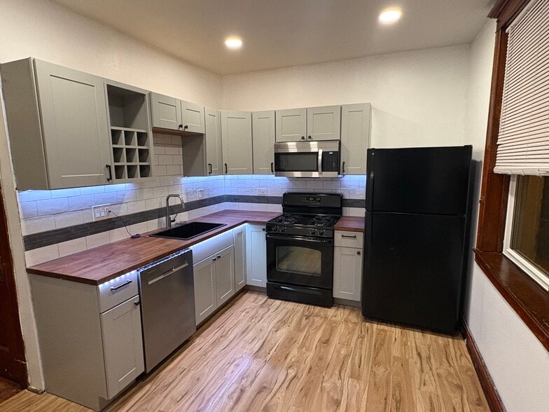 Kitchen - 3041 W Leland Ave