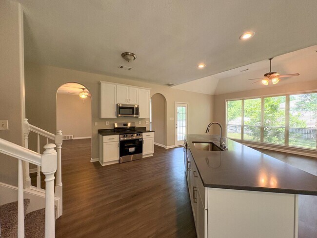 Building Photo - 4 bed, 3 bath in Bartlett with a BONUS room