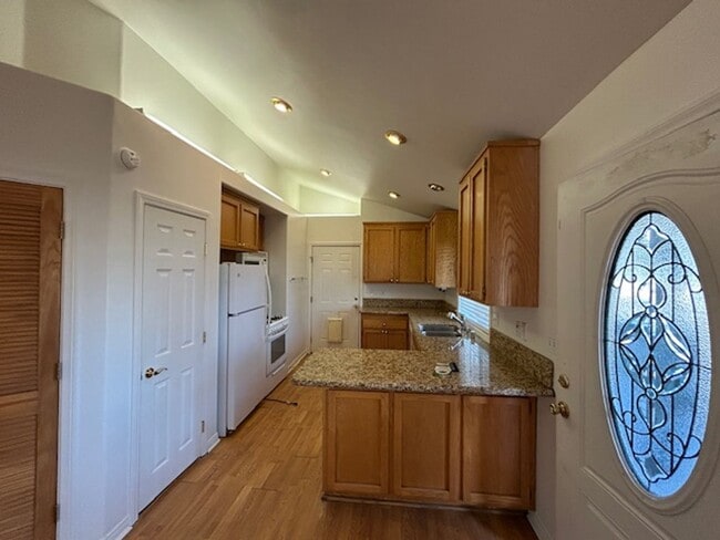 Building Photo - Large 3 Bedroom!