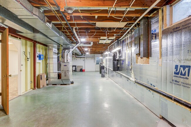 Building Photo - 1827 Larchmont Ln
