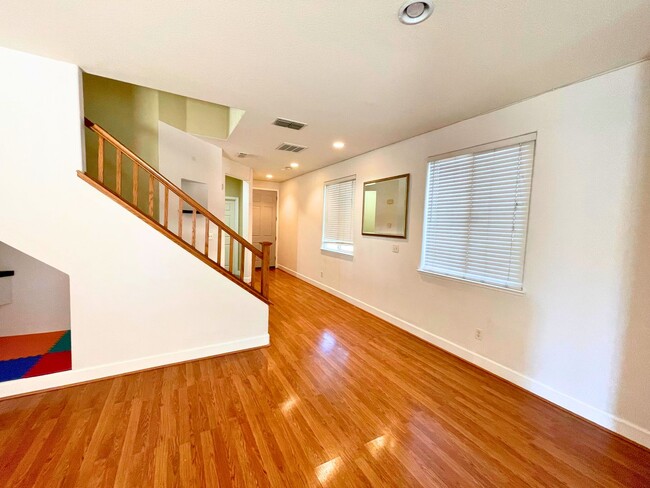 Building Photo - Beautiful 4 bed/ 3.5 bath in Natomas!