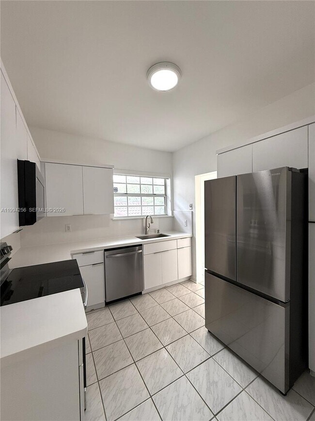 Building Photo - 502 Madeira Ave