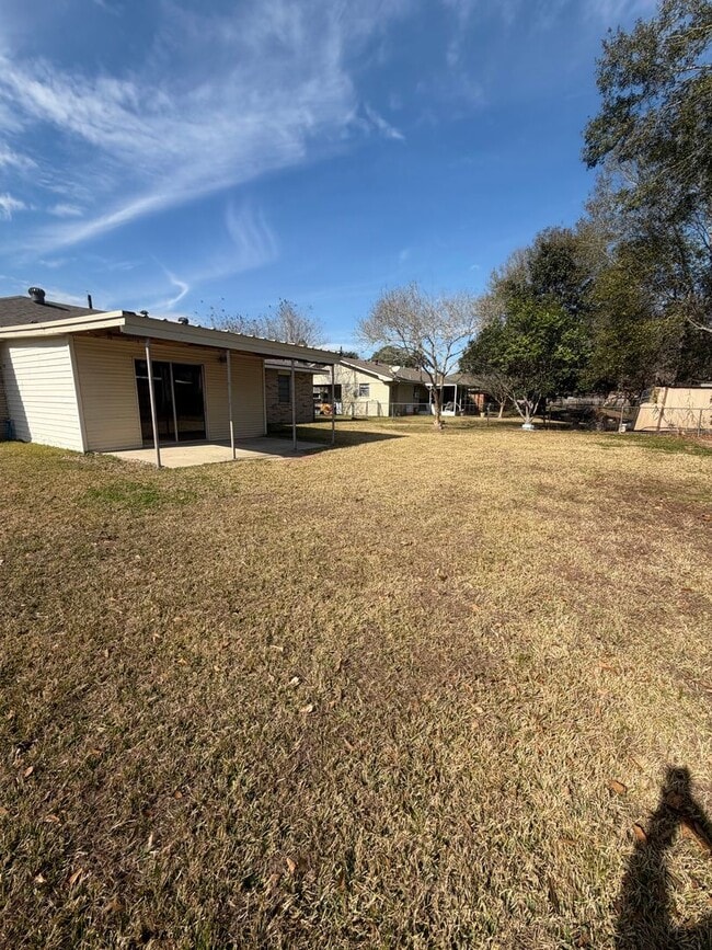 Building Photo - 3 Bedroom, 1.5 Bathroom, Brick Home with large yard, and garage