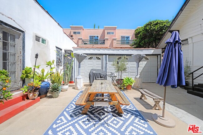 Building Photo - 1246 N Formosa Ave