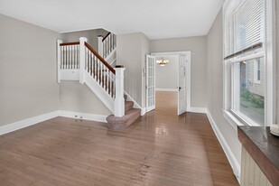 Building Photo - 421 Charter Oak Ave