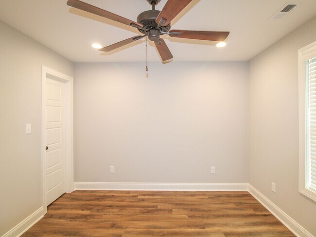 Building Photo - Nice Townhome in Athens City! $250 Amenity...