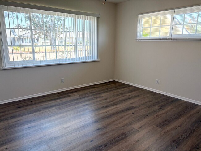 Building Photo - Rustic Spacious Home with Large Yard Boasting Timeless Character – 3 Bed, 2.5 Bath